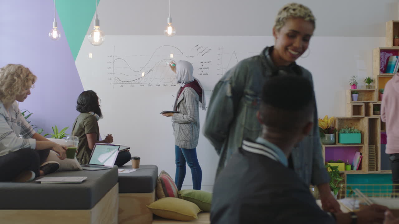 jóvenes empresarios multiétnicos haciendo lluvia de ideas estudiantes colaborando discutiendo ideas creativas trabajando juntos en oficinas ocupadas diversas compartiendo comunicación disfrutando del trabajo en equipo