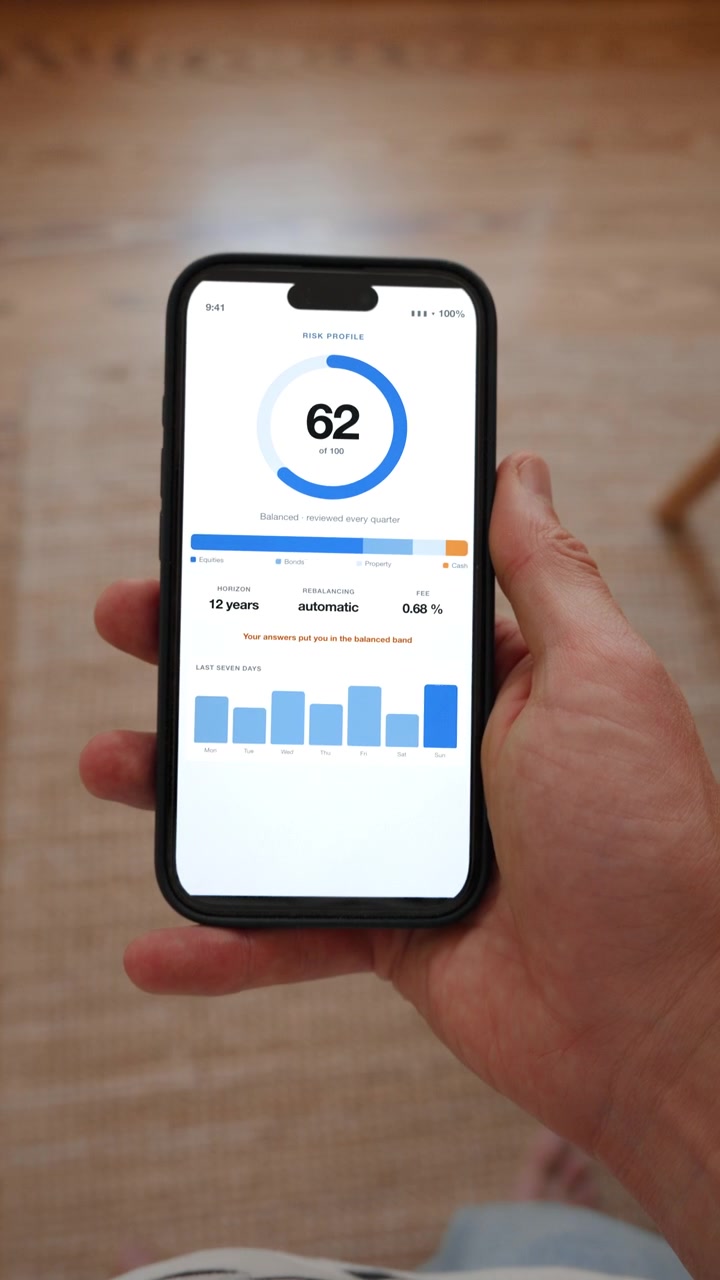 Un robo advisor mostra il profilo di rischio scelto e come il denaro è allocato tra le classi. Ripresa in soggettiva in formato verticale con il telefono tenuto in mano