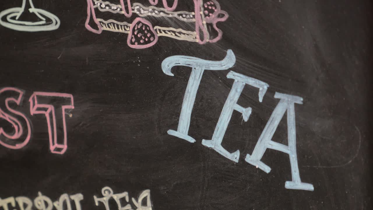 Menù su lavagna con illustrazione di tè e torta