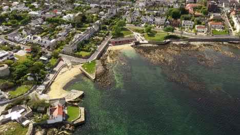 malerische, sonnige aussicht auf den sandycove park, marineparade, dublin, irland, juni 2020