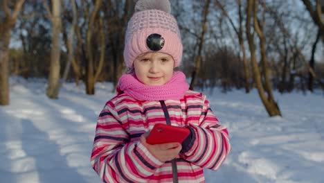 Children-kid-tourist-blogger-browsing-on-mobile-phone,-publishing-new-photo-post-on-social-media