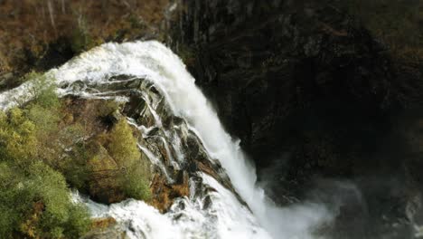 Vista-Aérea-De-La-Impresionante-Cascada-Skjerfossen-2