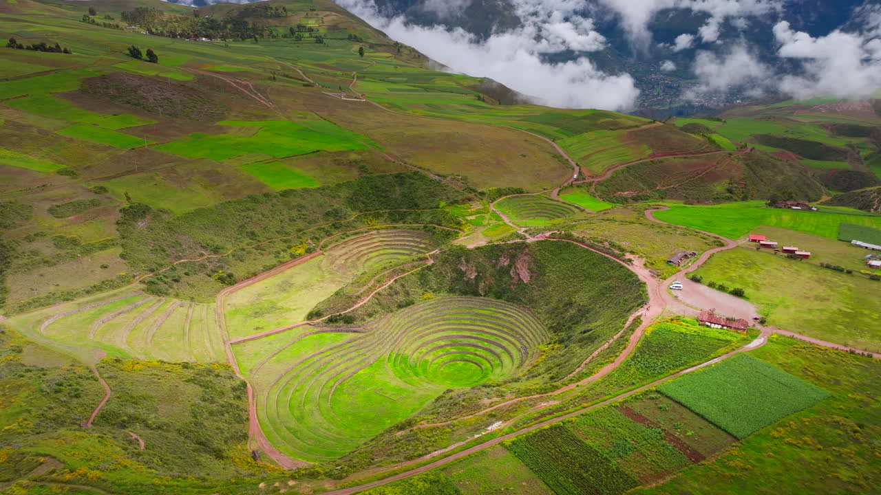 And Dağları'nda dairesel desenler oluşturan Moray İnka tarım terasları, havadan panoramik çekim