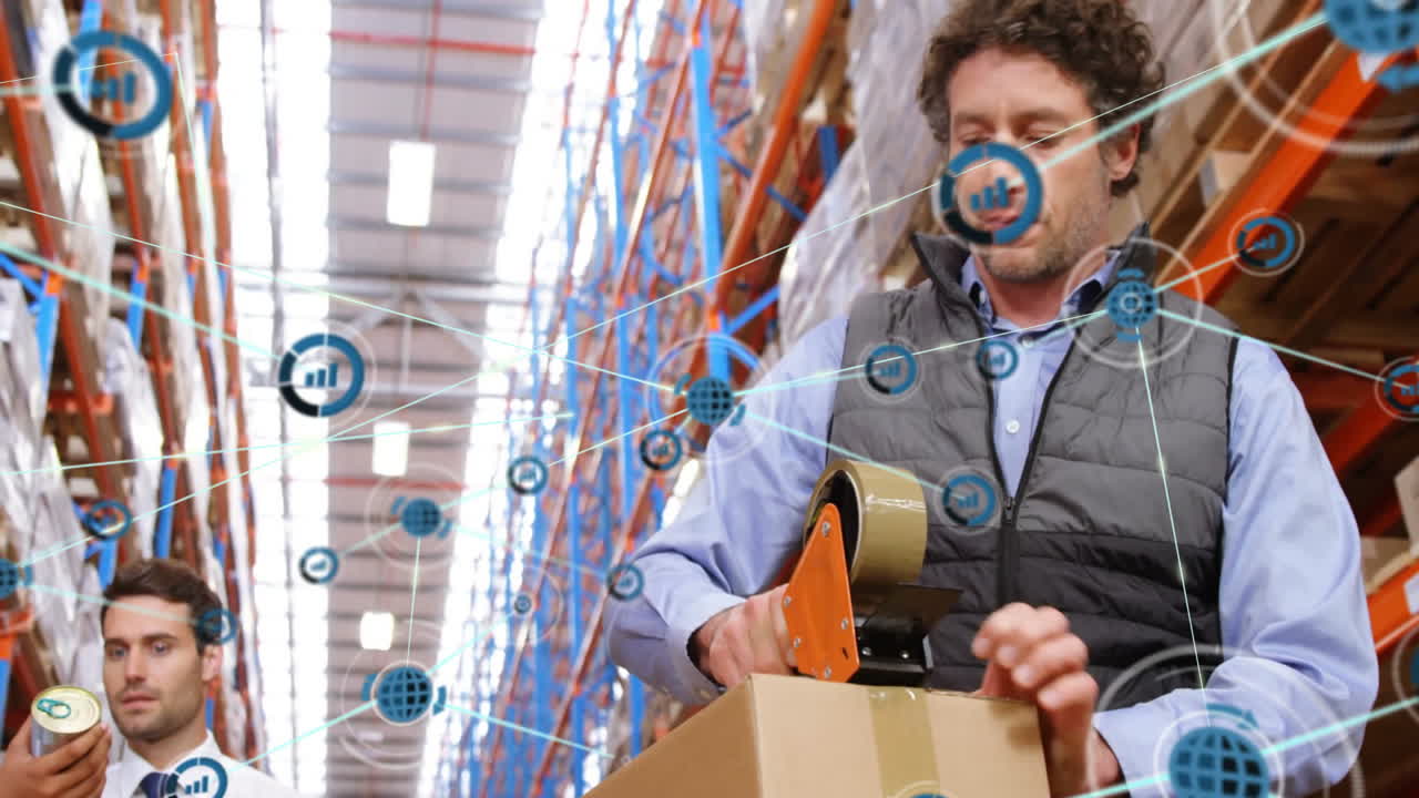 animación de una red de conexiones con iconos sobre un trabajador caucásico en un almacén