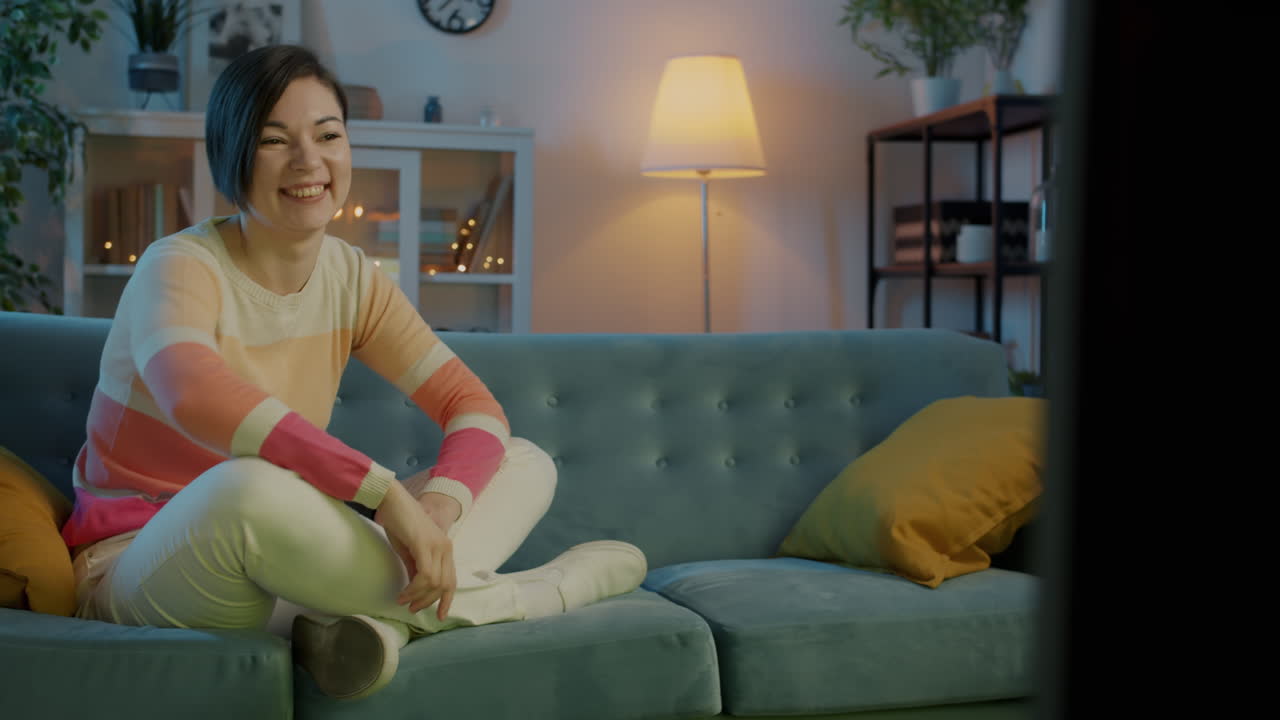 집에서 tv를 보는 여자