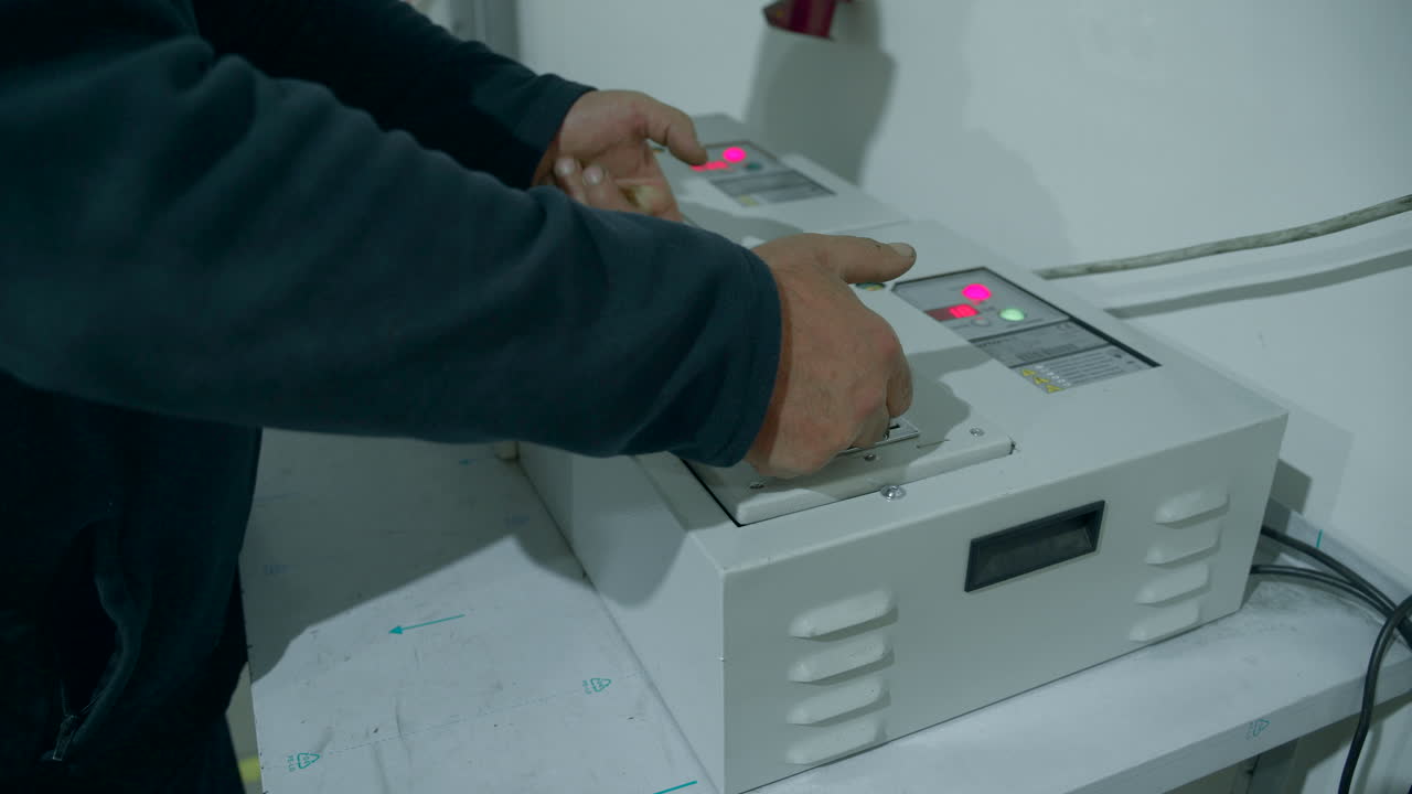 방사선 모니터링 장치에서 일하는 기술자