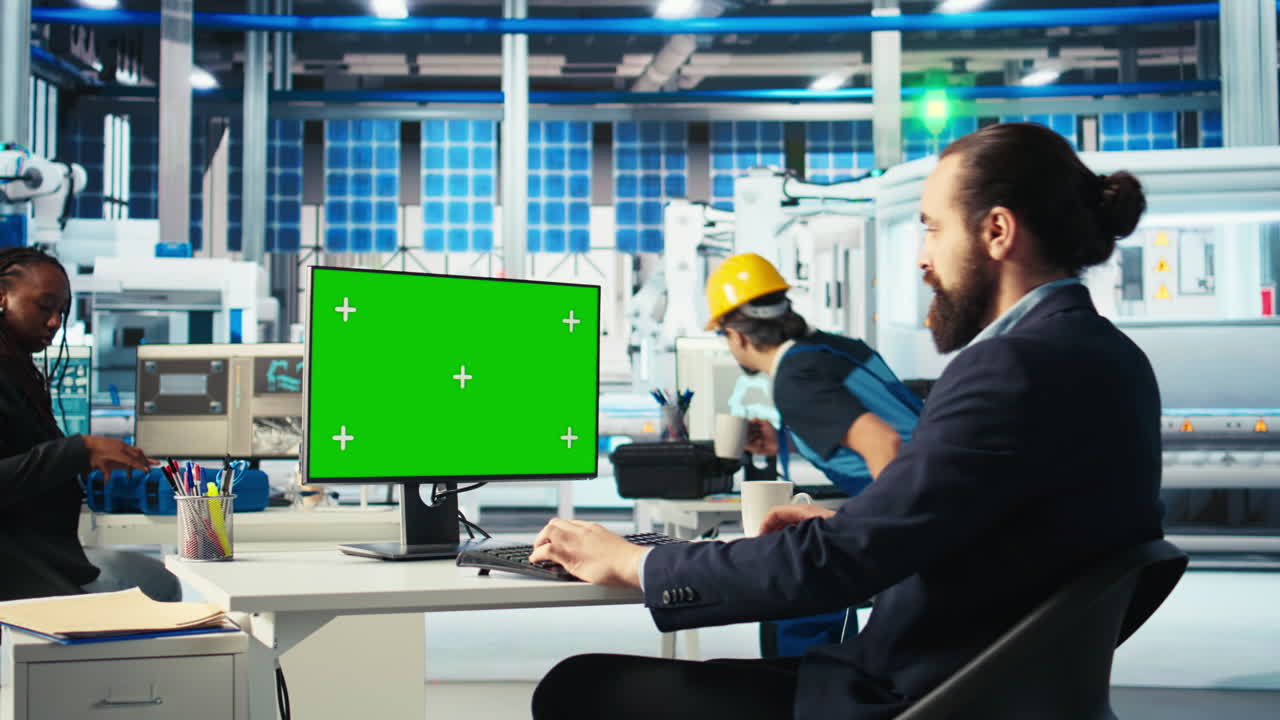 광전자 공장 엔지니어가 모형 pc를 사용하여 태양 패널의 효율을 향상시니다.