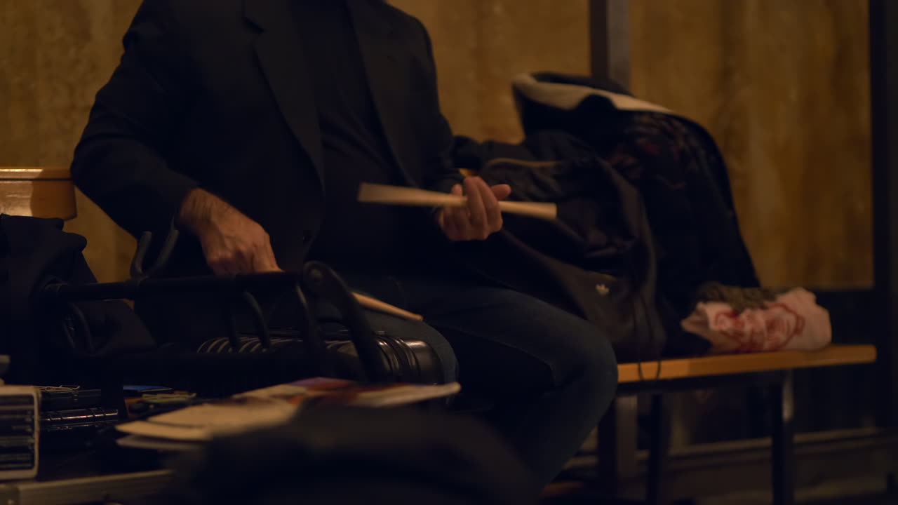 콘서트 전에 리듬을 연습하는 드러머, 미드레인지 뷰