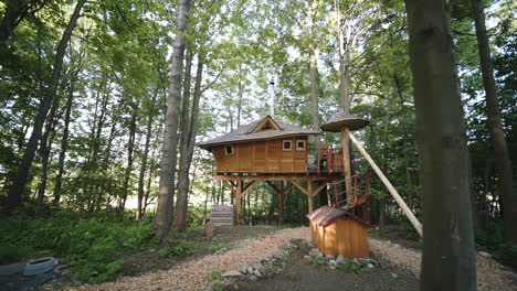 Dolly-Zoom-Fhd-Shot-De-Una-Lujosa-Casa-De-árbol-De-Madera-Con-Un-Camping-Limpio-En-Un-Bosque-En-Dolní-Morava,-República-Checa