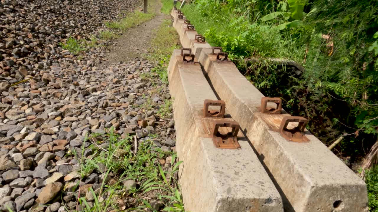 초록색 을 가로지르는 비석을 베개로 사용하는 열차 트랙