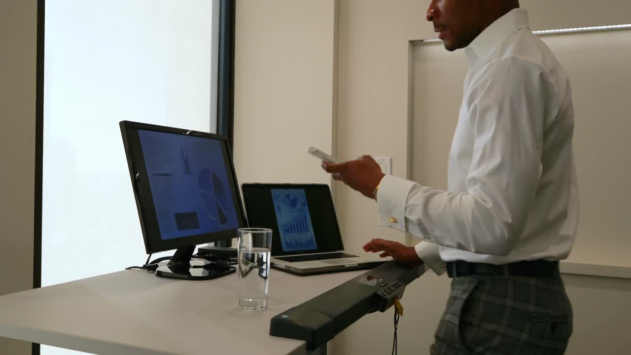 hombre de negocios usando teléfono móvil en la oficina 4k