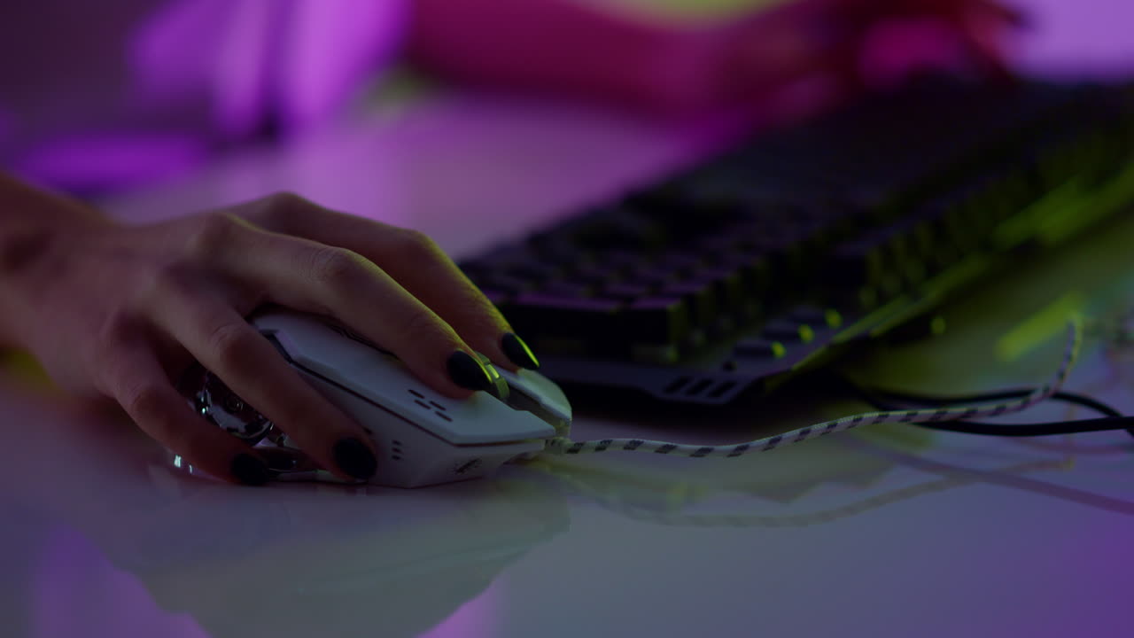 вблизи руки играют в кибер-игру дома. воодушевленная девушка наслаждается игровыми выходными.