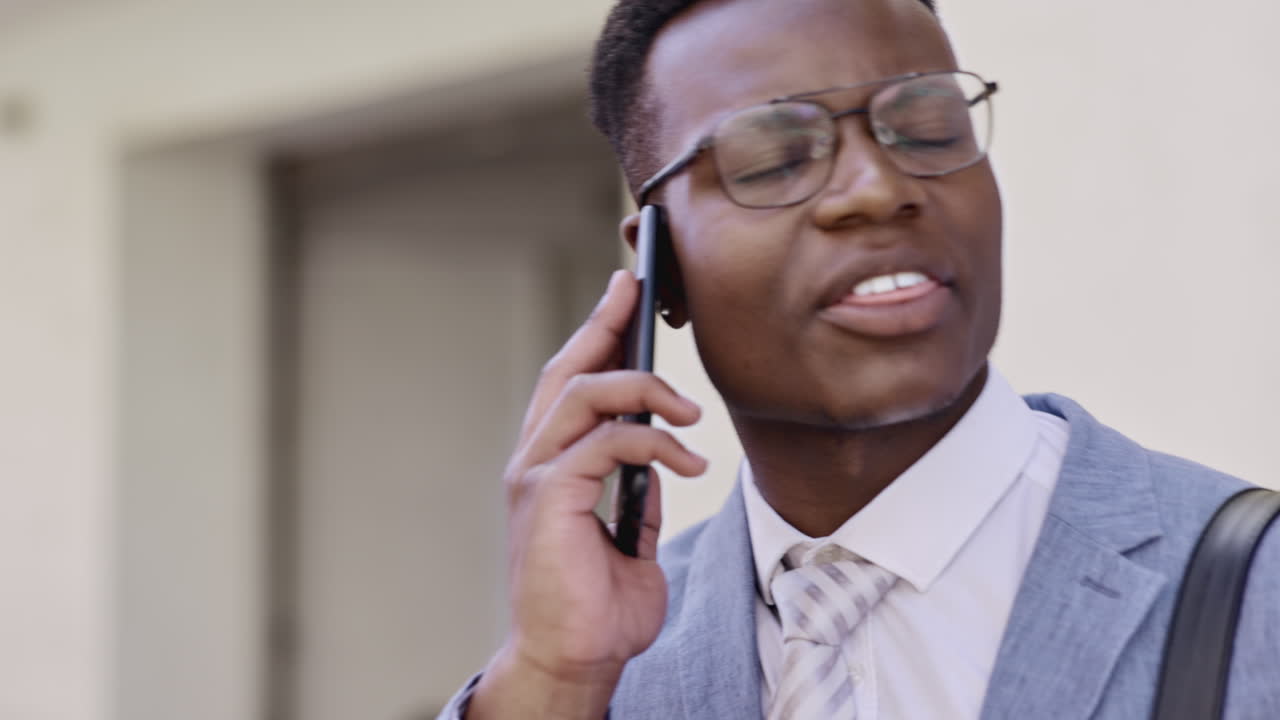 hombre negro, llamada telefónica y conversación en la ciudad