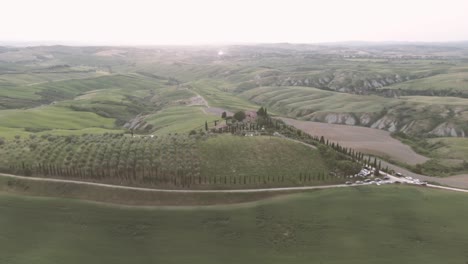 las colinas ondulantes de la toscana en la hora dorada