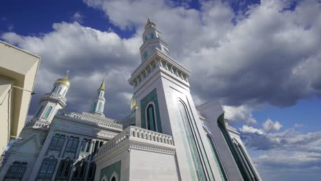 la mezquita de la catedral de moscú contra las nubes móviles, rusia -- la mezquita principal en moscú, nuevo punto de referencia