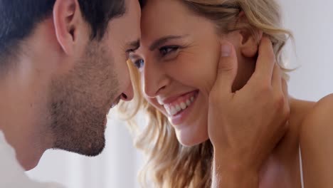 pareja abrazándose en la cama