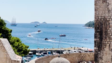 muchos barcos salen de la ciudad vieja en dubrovnik en un hermoso día soleado