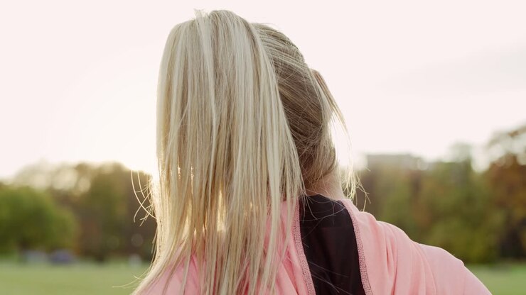Ripresa a mano libera di una donna che si riscalda prima di correre