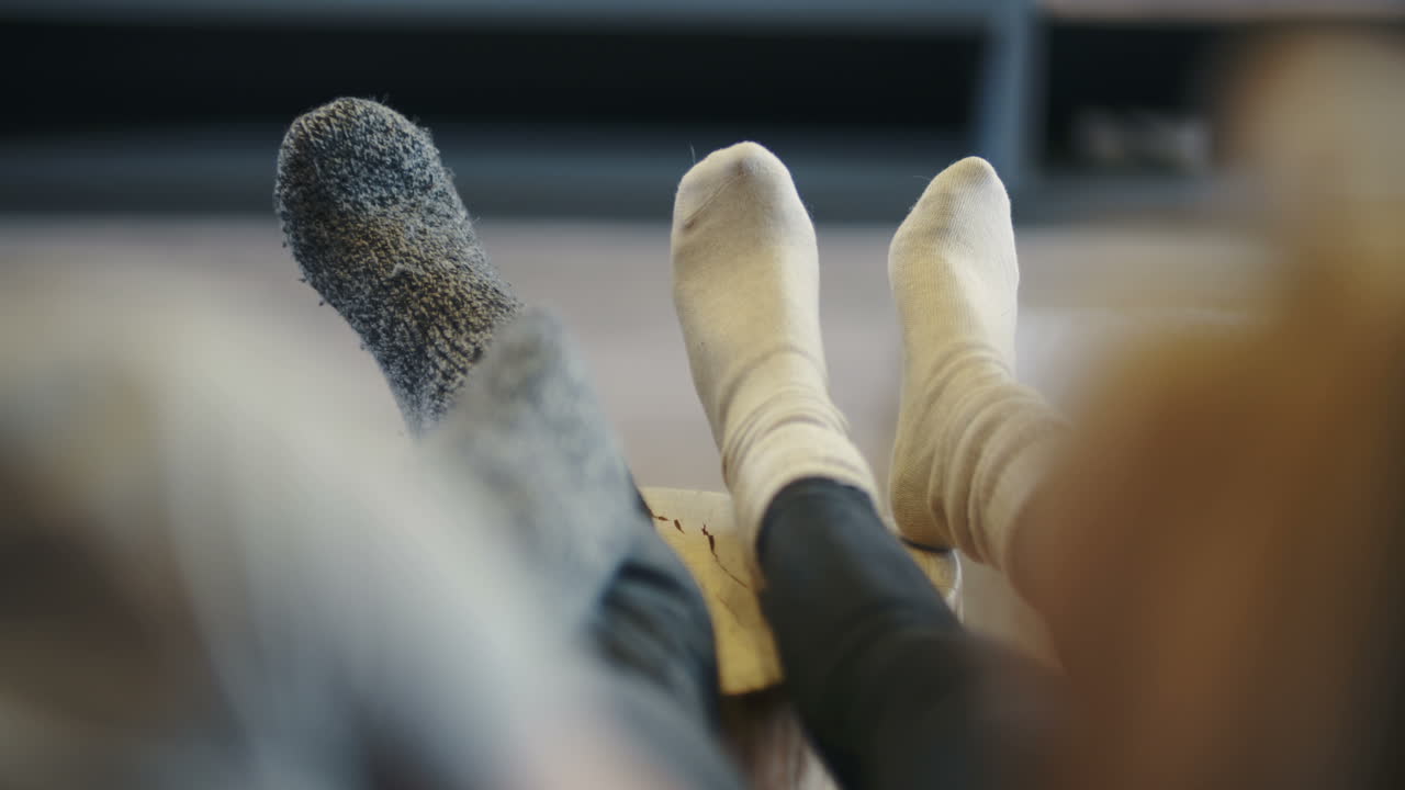 집에서 양말을 신는 젊은 부부 2