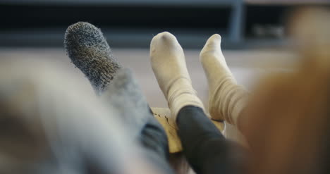 pareja joven con calcetines en casa 2