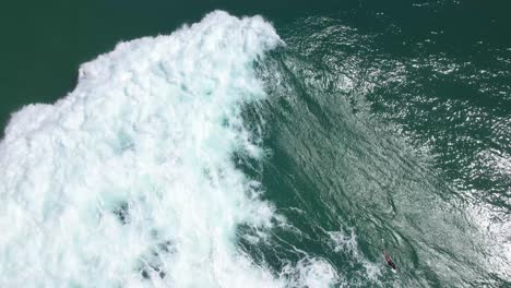 Olas-Potentes-Y-Espumosas-Con-Surfistas-En-La-Playa-De-Cabarita-En-Northern-Rivers,-Nueva-Gales-Del-Sur,-Australia