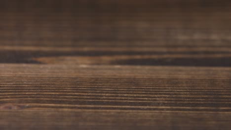 ruedas de engranajes en mesa de madera
