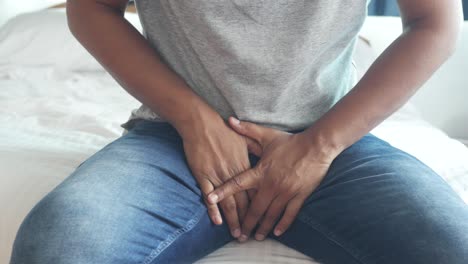 el concepto de problema de próstata y vejiga, dolor en la entrepierna de una persona joven