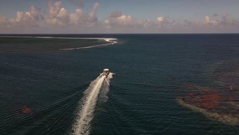 Lancha-Rápida-Hacia-El-Mar-A-Través-De-Un-Canal-Entre-Dos-Arrecifes-En-Teahupoo-Tahití