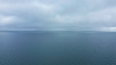 Una-Vista-Azul-Limpia-De-Las-Nubes-Y-El-Cielo-Con-El-Agua-De-La-Bahía