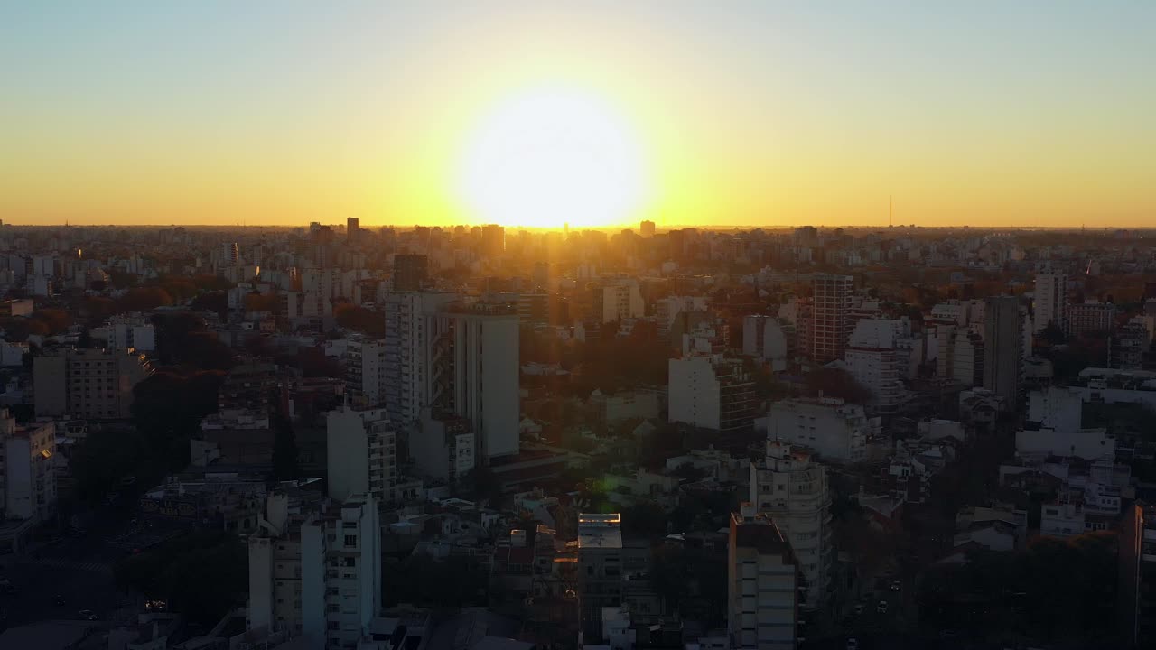 drone: puesta de sol sobre la ciudad. movimiento hacia adelante. lento