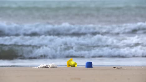 Plastikjoghurtbecher-Am-Strand