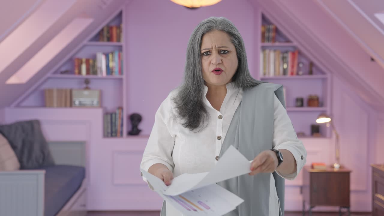uma velhota indiana zangada a discutir relatórios.
