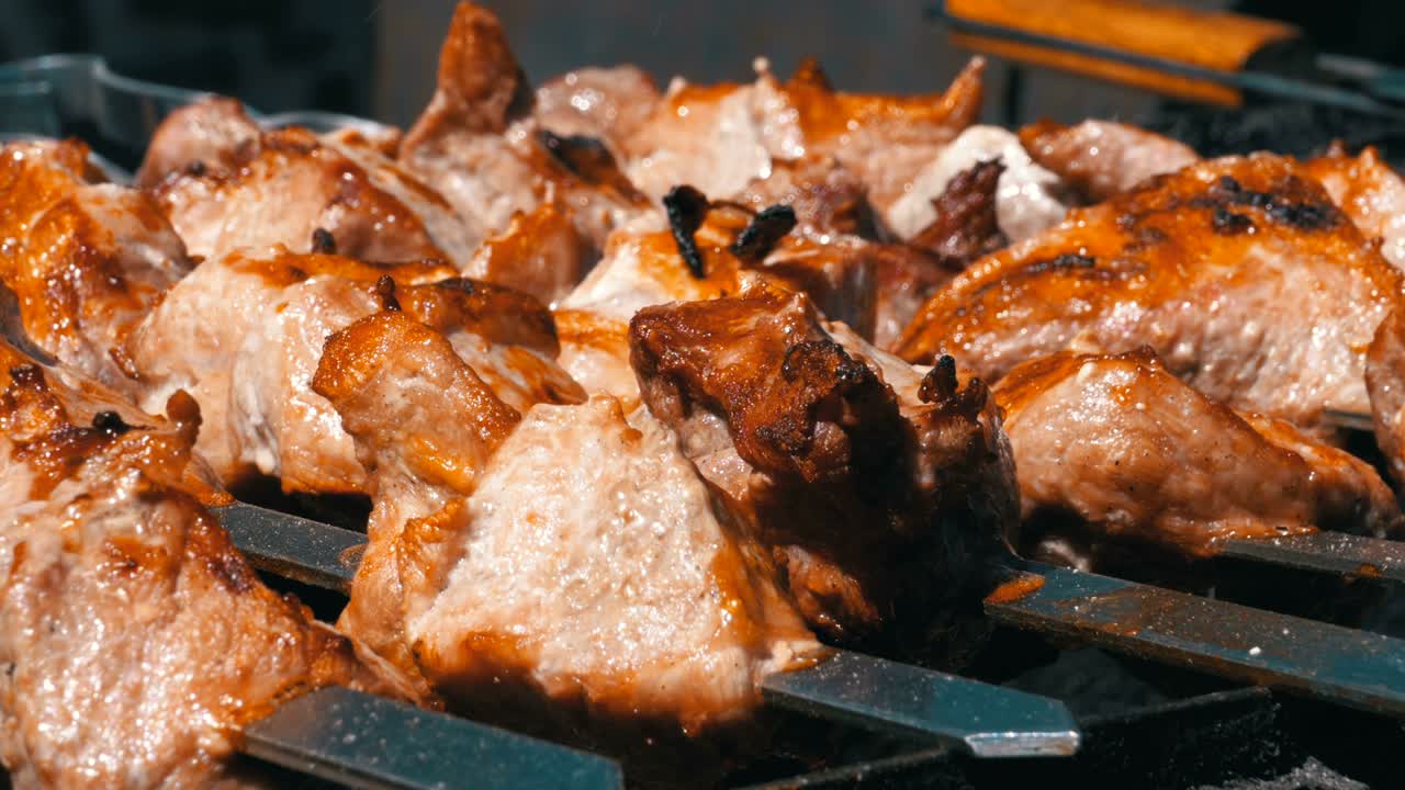 야생에서 그릴에 요리 된 shish kebab. 거리 음식. 개에 긴 고기