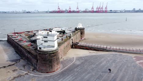 Fort-Perch-Rock-New-Brighton-Arenisca-Defensa-Costera-Batería-Museo-Y-Pelar-Grúas-Portuarias-Vista-Aérea-órbita-Derecha