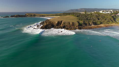 Breiter-Rotierender-Drohnenschuss-Von-Felsiger-Küste-Und-Meereswellen,-Die-In-Coffs-Harbour,-Australien,-Zusammenbrechen