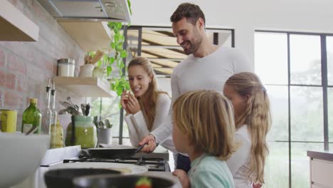 familia preparando comida en la cocina en el hogar 4k