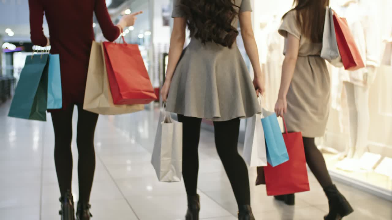 세 명의 여성들이 함께 시간을 보내고 있습니다.