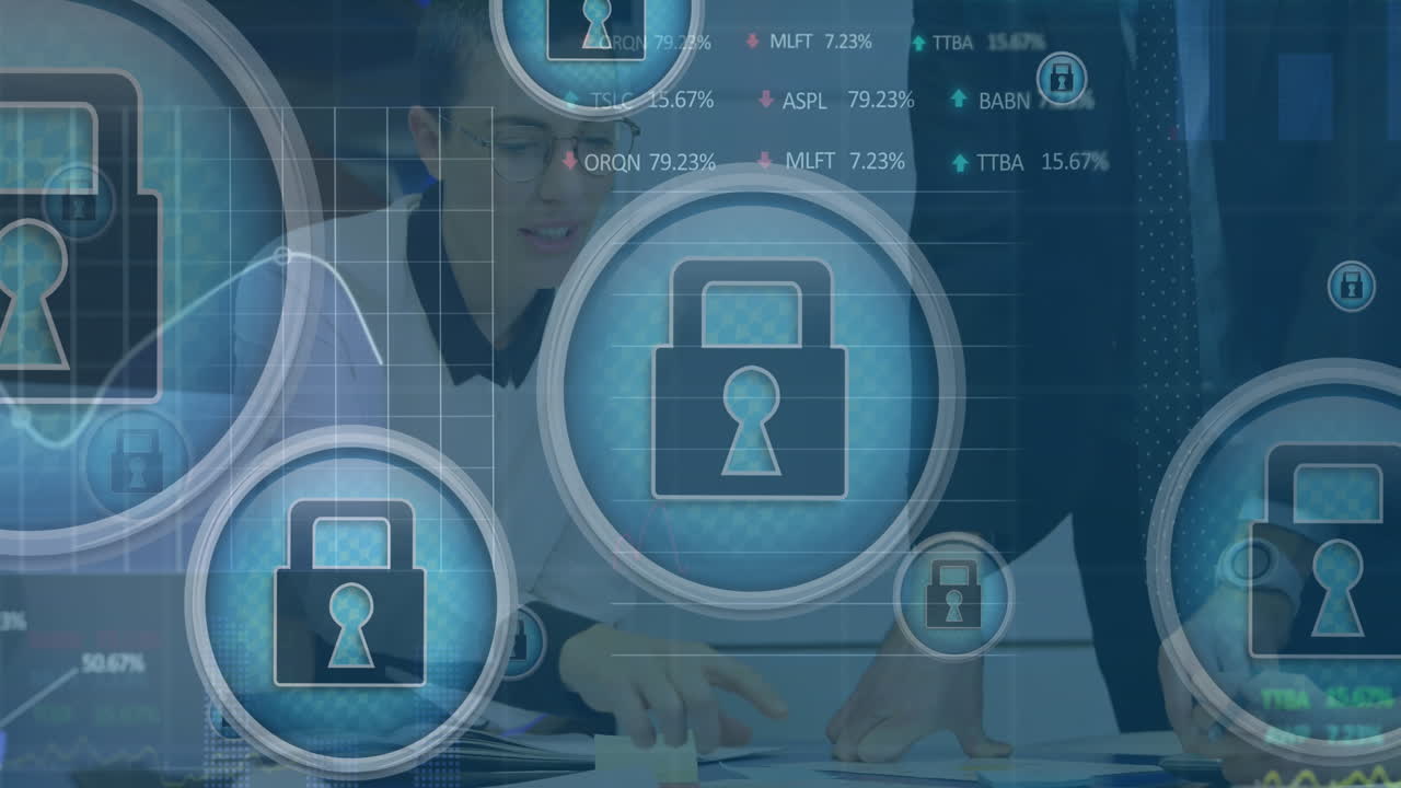 animação cadeado em círculos, quadros de negociação, gráficos sobre colegas de trabalho caucasianos discutindo no escritório