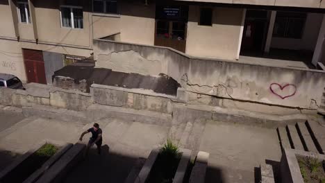 captura de seguimiento de un joven adulto que busca emociones fuertes saltando de un balcón y luego haciendo una voltereta hacia atrás