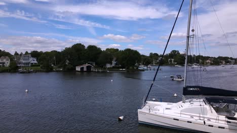 Ausgezeichnete-Luftaufnahme-Von-Unzähligen-Schiffen,-Die-In-Annapolis,-Maryland,-Segeln