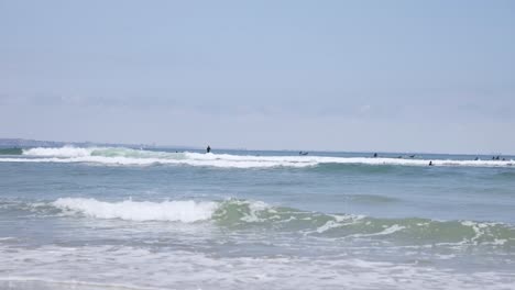 Surfer-Trainieren,-Wie-Man-Eine-Welle-Reitet