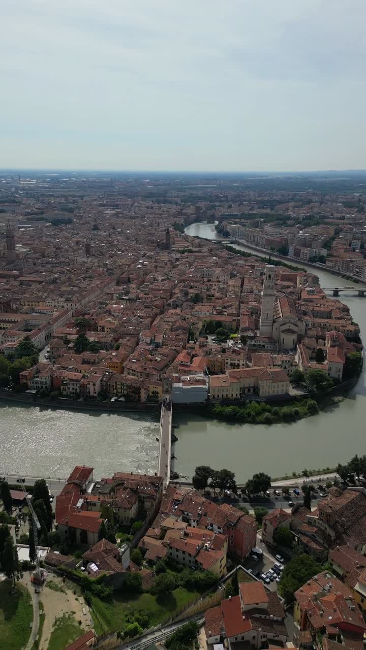 Città medievale romana di Verona in Italia, ponte sul fiume Adige, drone aereo