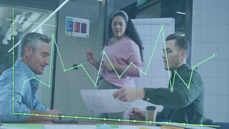 animación del procesamiento de datos sobre diversas personas de negocios que trabajan en la oficina