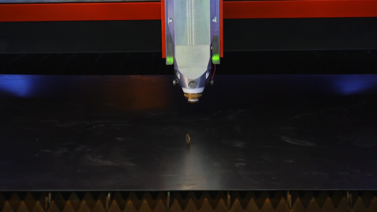 máquina de corte por láser en funcionamiento