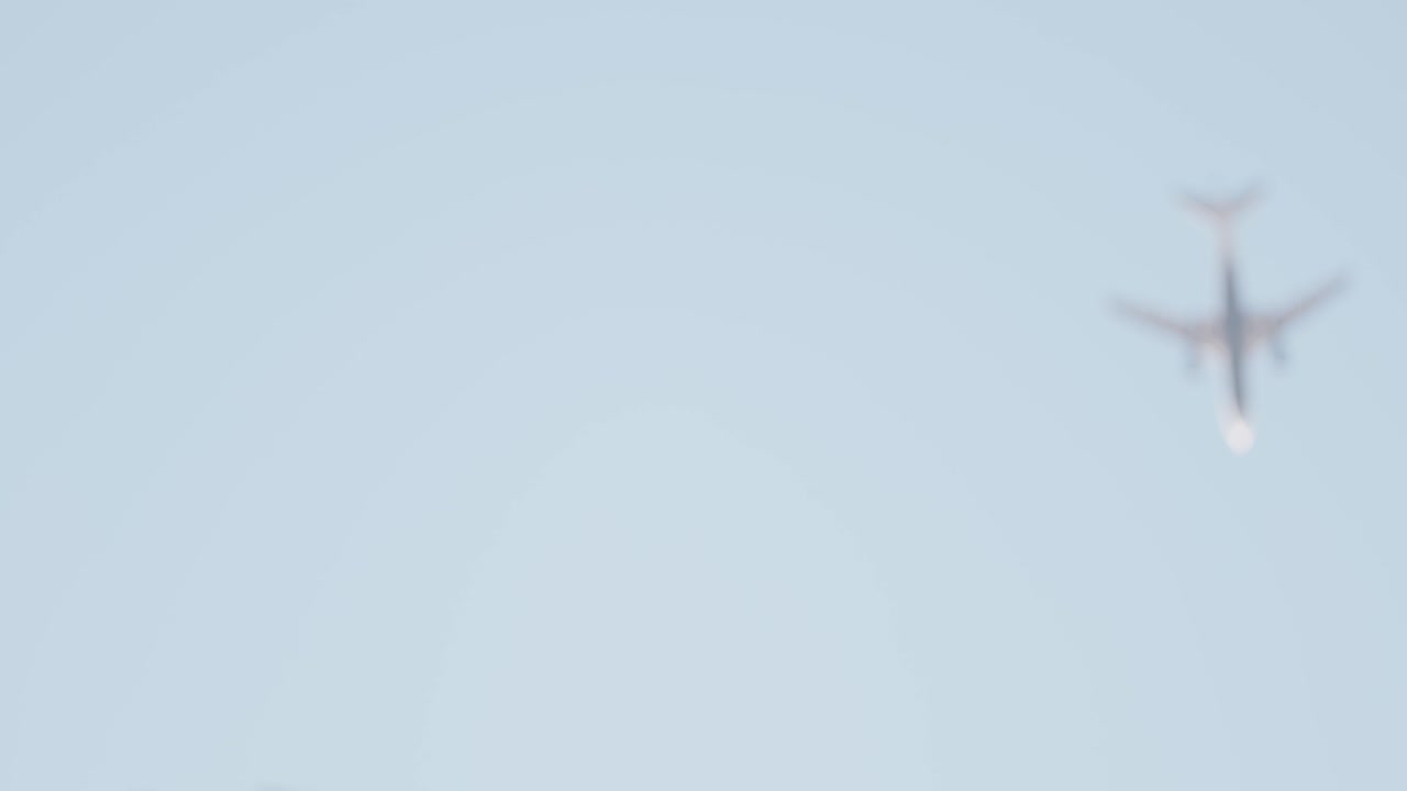 avión volando sobre un edificio