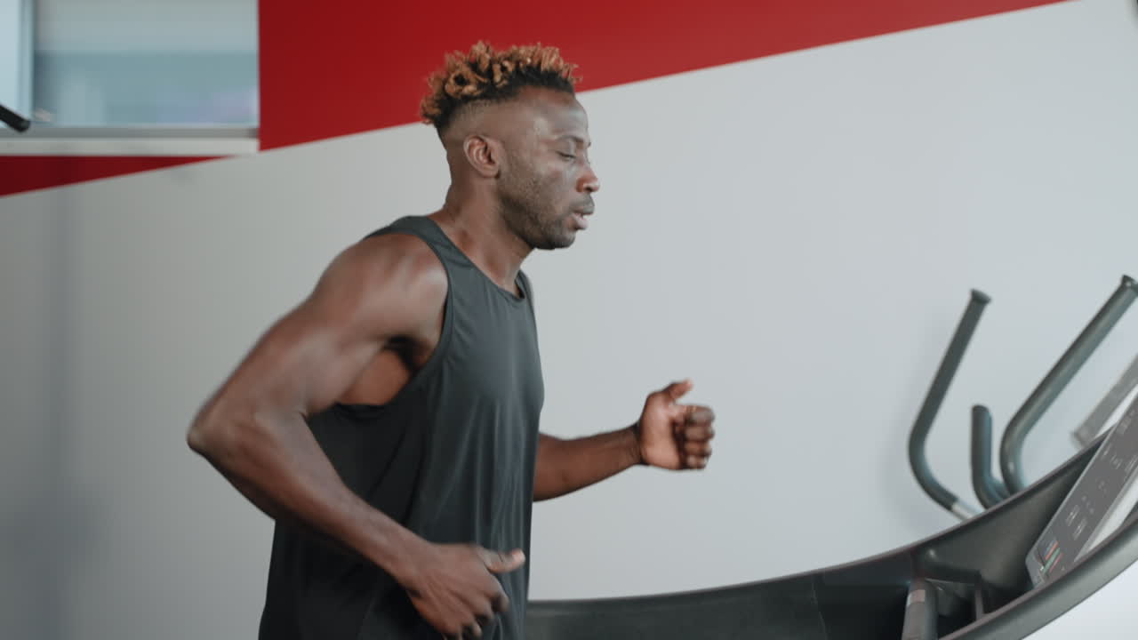 hombre corriendo en una cinta de correr en el gimnasio