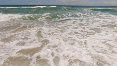 Hermoso-Día-Soleado-En-Una-Tranquila-Playa-Prístina-Con-Cielos-Azules-En-Carolina-Del-Norte-En-Los-Bancos-Exteriores-En-Nags-Head-Durante-El-Comienzo-Del-Verano