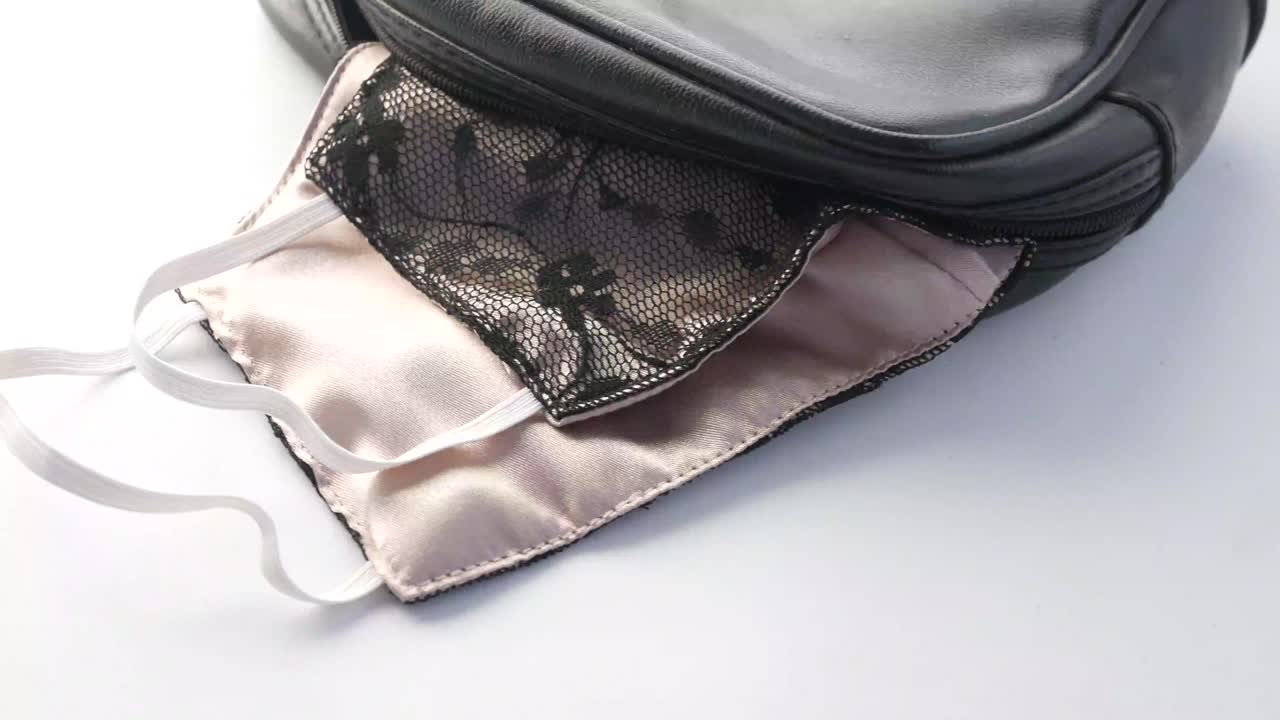 메이크업 가방 에 있는 우아 한 렌즈 얼굴 마스크