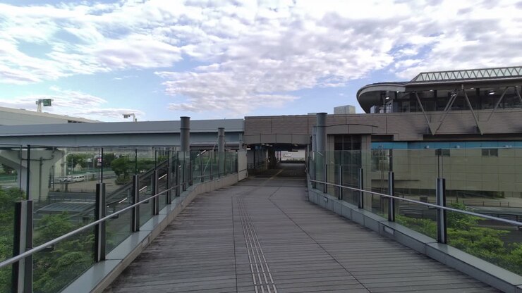 Ponte pedonale Toyosu di Tokyo 2022.
