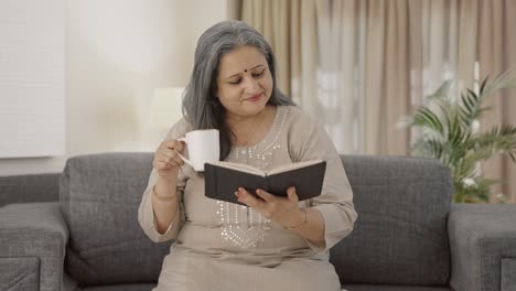 Feliz-Anciana-India-Leyendo-Un-Libro-Por-La-Mañana